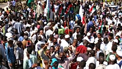 متظاهرون سودانيون يشاركون في مسيرة للمطالبة بحل الحكومة الانتقالية، الخرطوم، السودان،  16 أكتوبر 2021