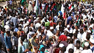 متظاهرون سودانيون يشاركون في مسيرة للمطالبة بحل الحكومة الانتقالية، الخرطوم، السودان، 16 أكتوبر 2021