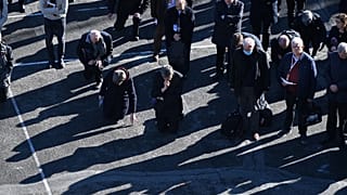 Hristiyanlar için bir hac yeri olan Lurdes'da bir araya gelen 120 din adamı kilisede tacizler için af diledi