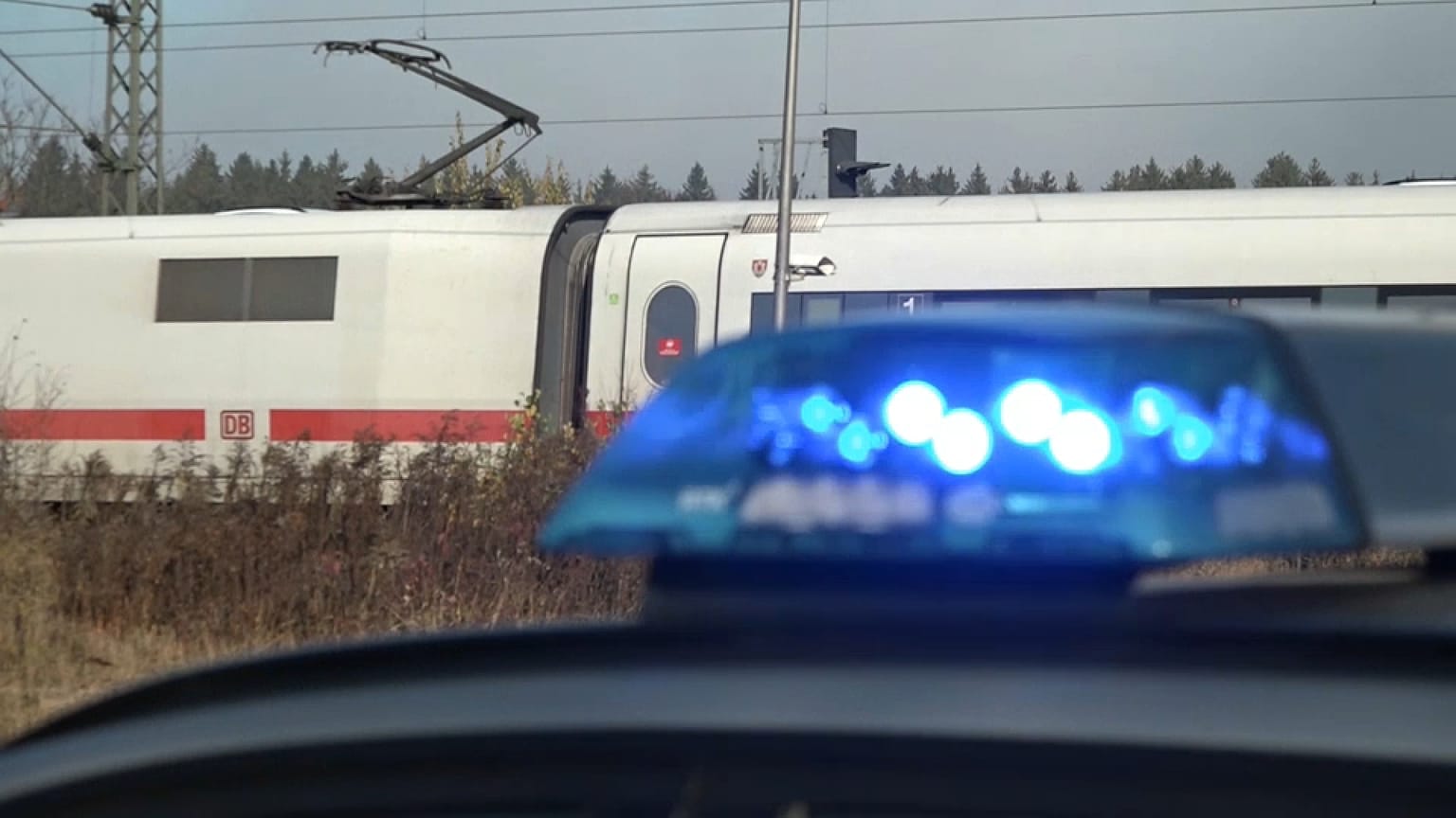 ICE und Polizei mit Blaulicht