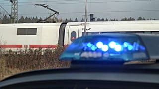 ICE und Polizei mit Blaulicht