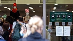 Βιτρίνα εμπορικού καταστήματος σε κεντρικό δρόμο της Αθήνας