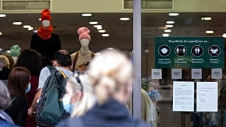 Ουρές έξω από εμπορικό κατάστημα στην Ερμού πρώτη ημέρα εφαρμογής των νέων περιοριστικών μέτρων για τους ανεμβολίαστους