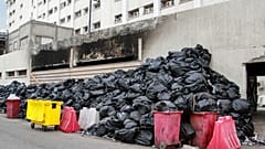أكياس القمامة المتراكمة على جانب شارع في وسط مدينة صفاقس الساحلية - 6 نوفمبر 2021