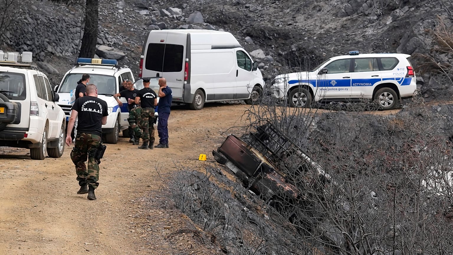 عناصر من الشرطة القبرصية في قرية أورا، جنوب غرب قبرص.
