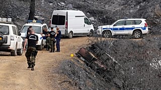 عناصر من الشرطة القبرصية في قرية أورا، جنوب غرب قبرص.