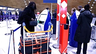 Pasajeros esperan para tomar un vuelo en dirección a Estados Unidos. París, Francia