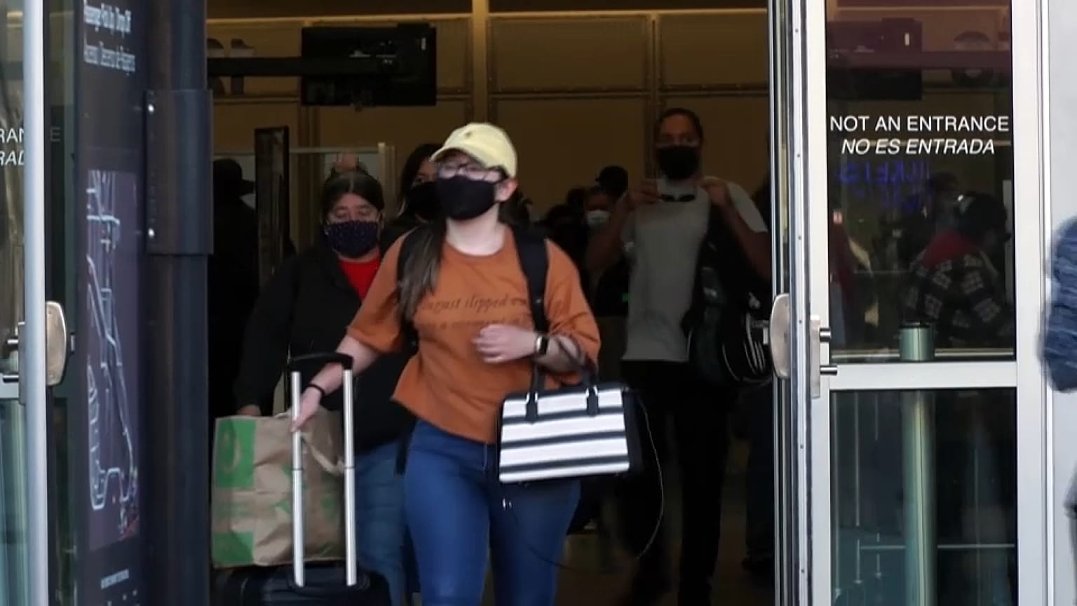 Viajeros llegan a Estados Unidos desde México