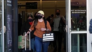 Viajeros llegan a Estados Unidos desde México