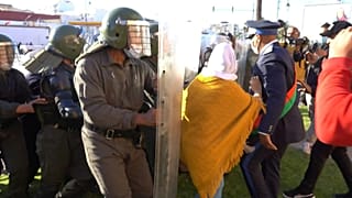 قوات الشرطة في العاصمة المغربية الرباط تفرق مظاهرة ضد فرض بطاقة الصحة ضد كوفيد. 