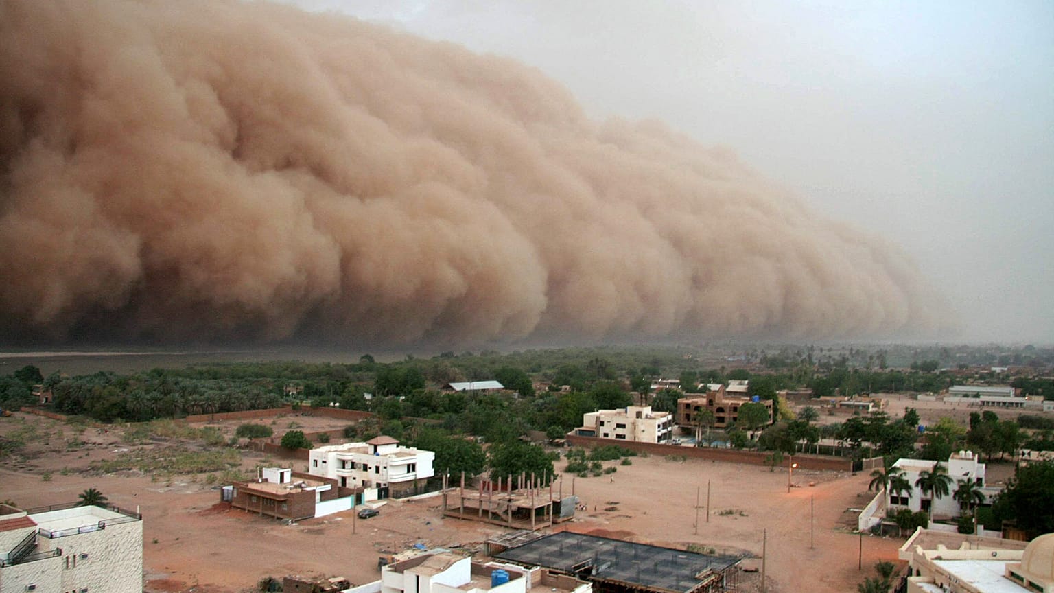 سحابة عملاقة من الغبار تتقدم فوق الخرطوم في 29 أبريل 2007.