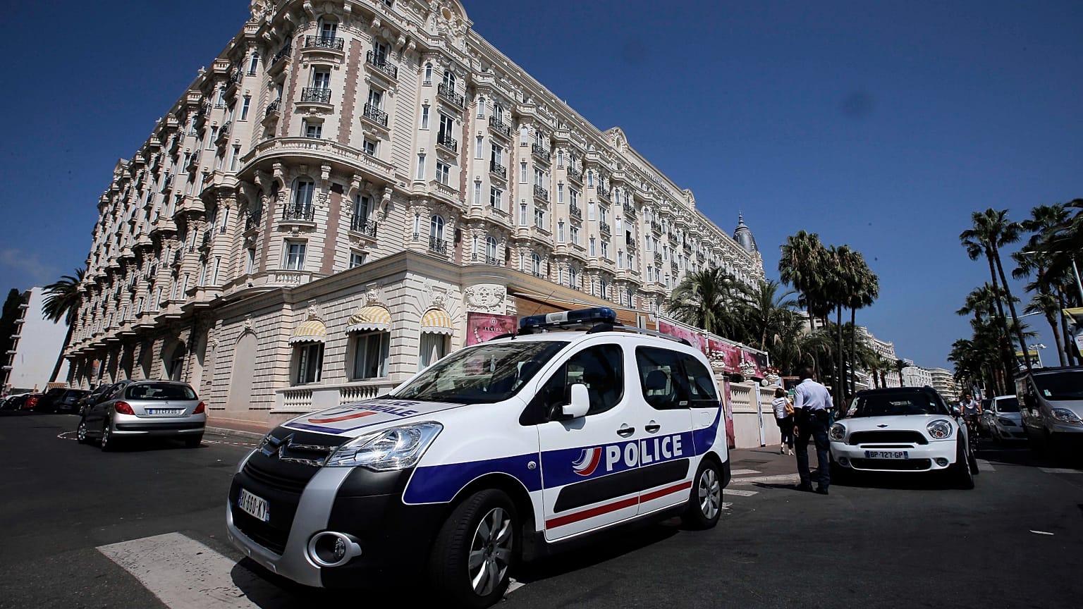 Fransa'nın Cannes kentinde bir adli vakaya müdahale eden Fransız polisi (arşiv) 