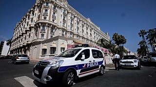 Fransa'nın Cannes kentinde bir adli vakaya müdahale eden Fransız polisi (arşiv) 