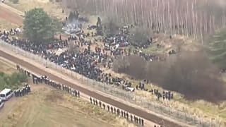 Migrantes tentam forçar entrada na Polónia