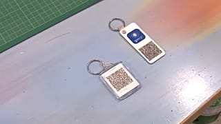 Plastifié ou transformé en porte-clés, le passeport vaccinal est plus facile à utiliser pour de nombreux Grecs, novembre 2021.