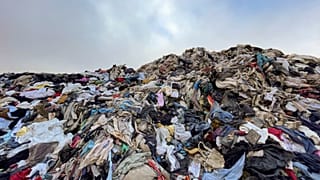  ویدئو؛ کوهی از لباس‌های مستعمل و دور ریخته شده در خشک‌ترین نقطه جهان