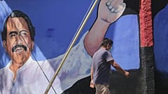 نقاشی دانیل اورتگا بر یکی از دیوارهای ماناگوئا/ نیکاراگوئه