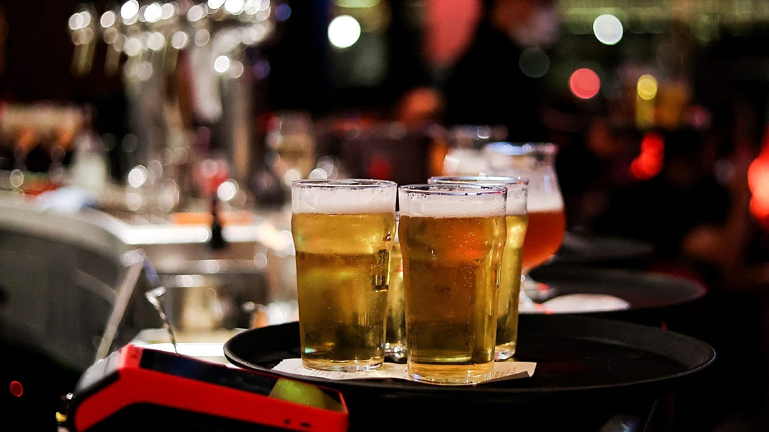 Photo d'illustration : pintes de bières photographiées dans un bar de Bruxelles en octobre 2020