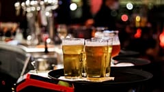 Photo d'illustration : pintes de bières photographiées dans un bar de Bruxelles en octobre 2020