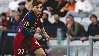 لاعب خط الوسط الأسترالي جوش كافالو. 2021/10/28