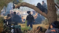 Dramatik an Grenze: Migranten wollen polnischen Grenzzaun durchbrechen
