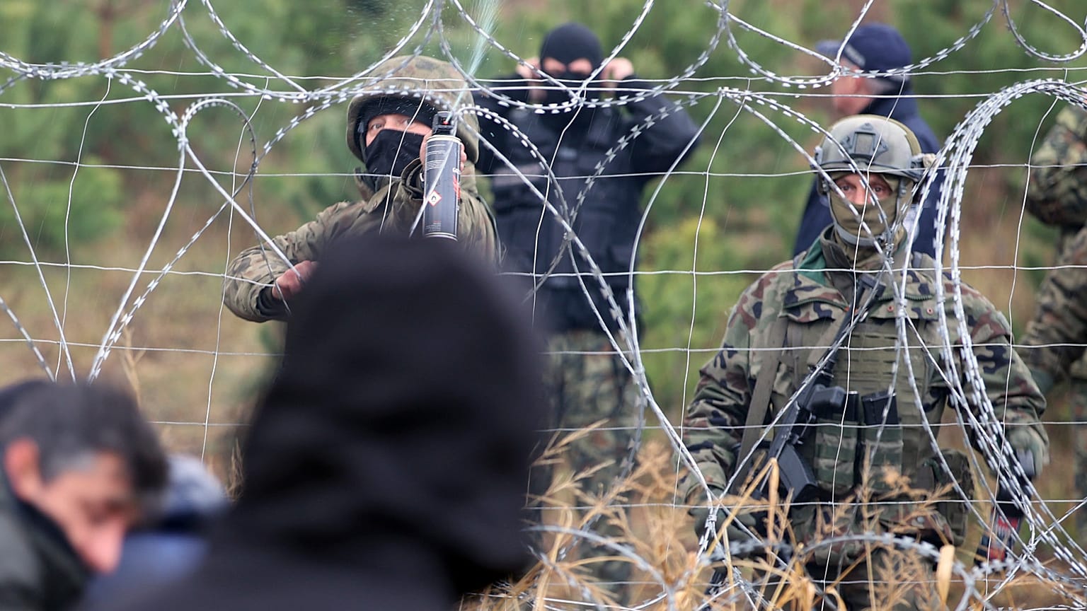 Polonia refuerza con militares la frontera con Bielorrusia ante avalancha de migrantes