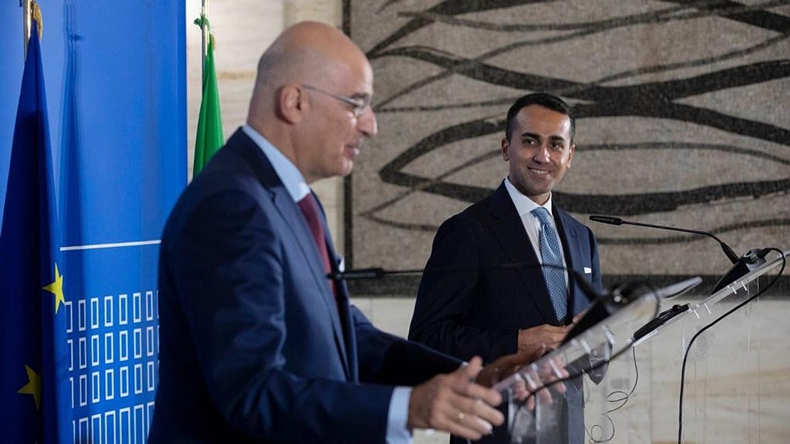 Di Maio e Dendias durante la conferenza stampa alla Farnesina