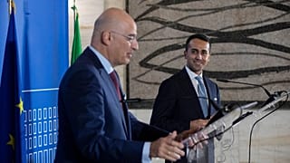Di Maio e Dendias durante la conferenza stampa alla Farnesina