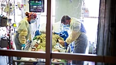 Beteget ápolnak a St. Luke's Boise Medical Center idaho-i kórházában az intenzív osztályon