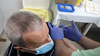 Harmadik, emlékeztető oltást kap egy férfi Miskolcon, november 8-án