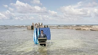 Министр иностранных дел Тувалу Саймон Кофе выступает на саммите COP26