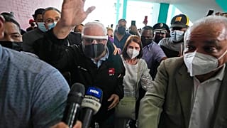 Ricardo Martinelli saluda mientras él y su esposa Marta Linares de Martinelli llegan al tribunal para su juicio, 8/11/2021, Ciudad de Panamá, Panamá