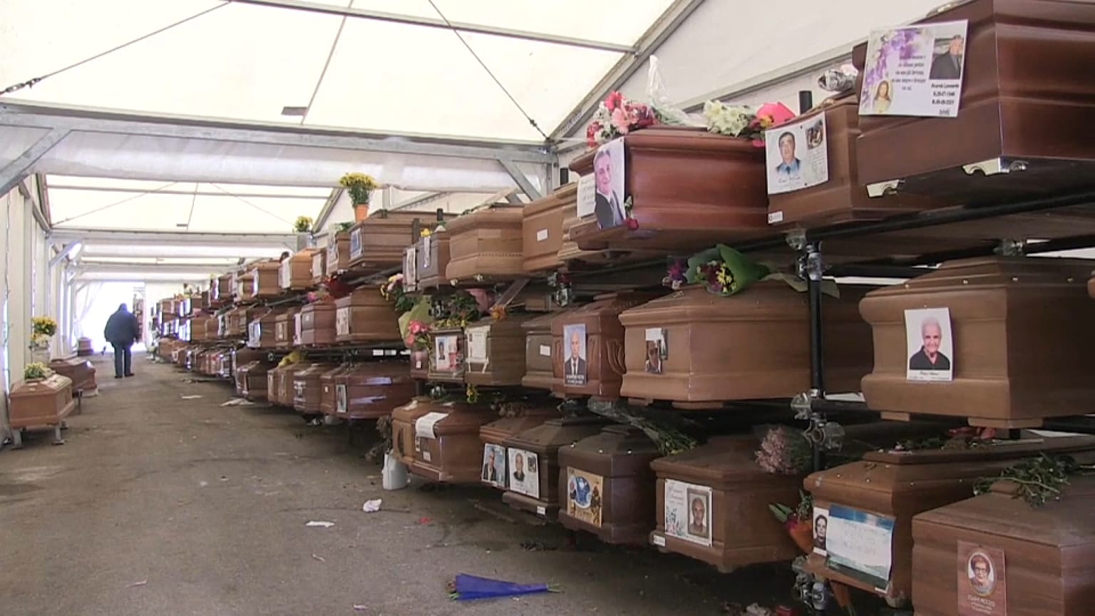 Cientos de muertos a la espera de sepultura en un cementerio de Italia