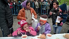 ارائه غذای رایگان به بی‌خانمان‌ها در رومانی