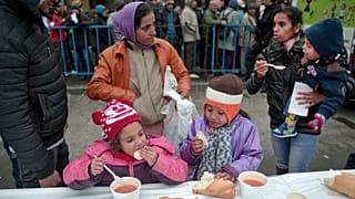 ارائه غذای رایگان به بی‌خانمان‌ها در رومانی