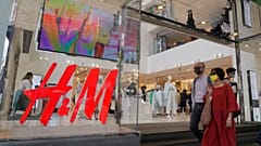 La gente camina frente a una tienda H&M en Hong Kong, el sábado 27 de marzo de 2021.