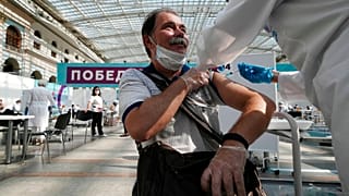 Ρώσος πολίτης κάνει το εμβόλιο