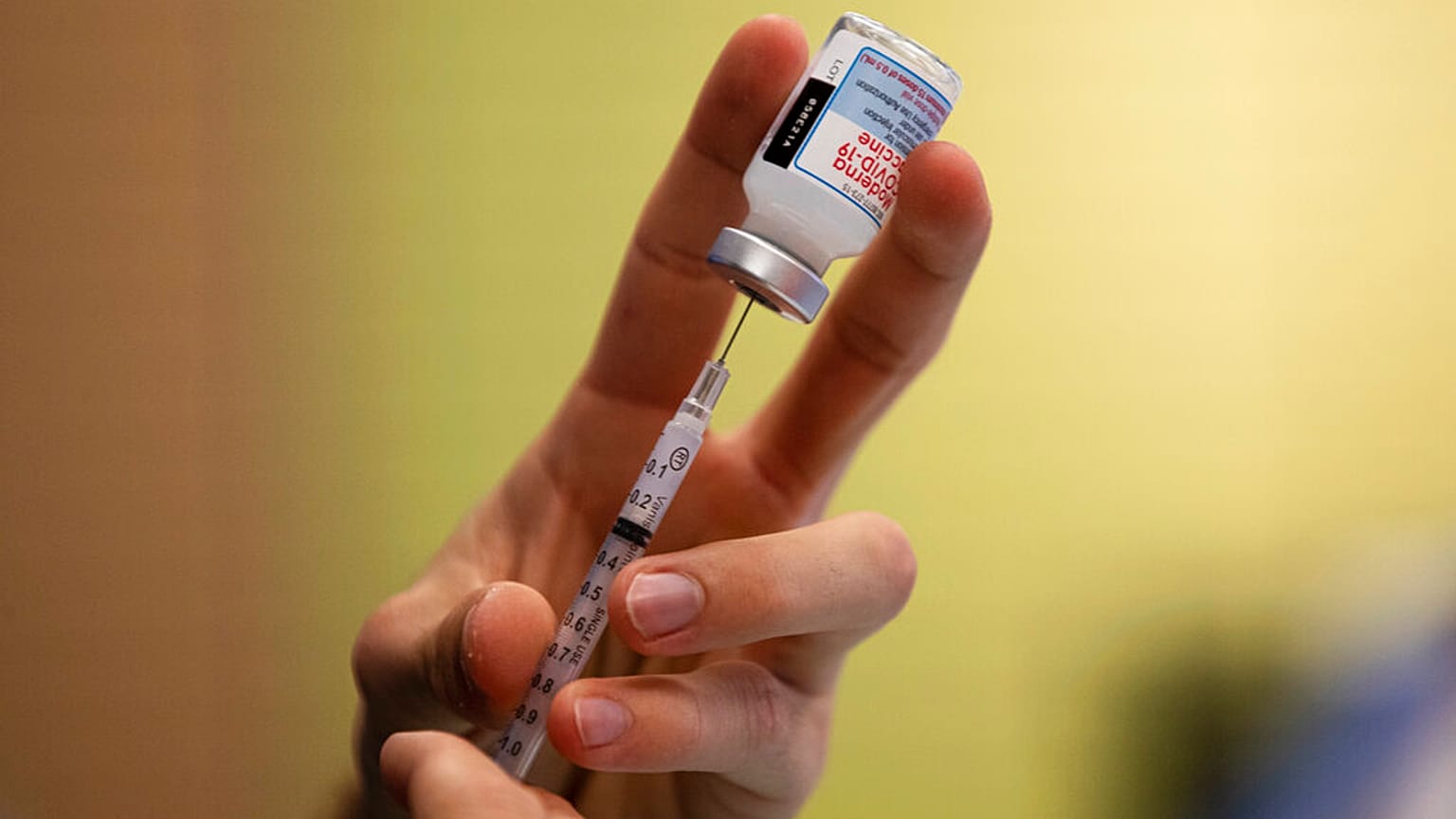 Dosis de refuerzo sólo de Pfizer-Biontech para los menores de 30 en Francia 