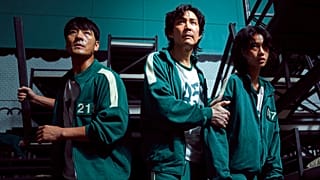 Squid Game'in oyuncuları Park Hae-soo, Lee Jung-jae ve Jung Ho-yeon'nun yer aldığı bir sahne