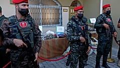 قوات الأمن التابعة لحماس بعد القبض على كيلوغرامات الماريجوانا وآلاف حبوب الترامادول، قطاع غزة.