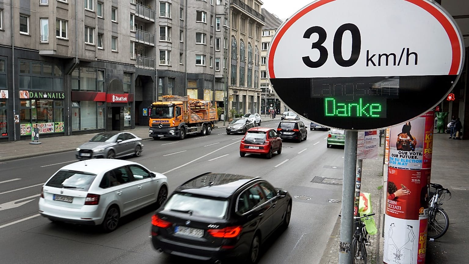 Sebességkorlátozó tábla a berlini Leipziger Strassén 2019. május 20-án