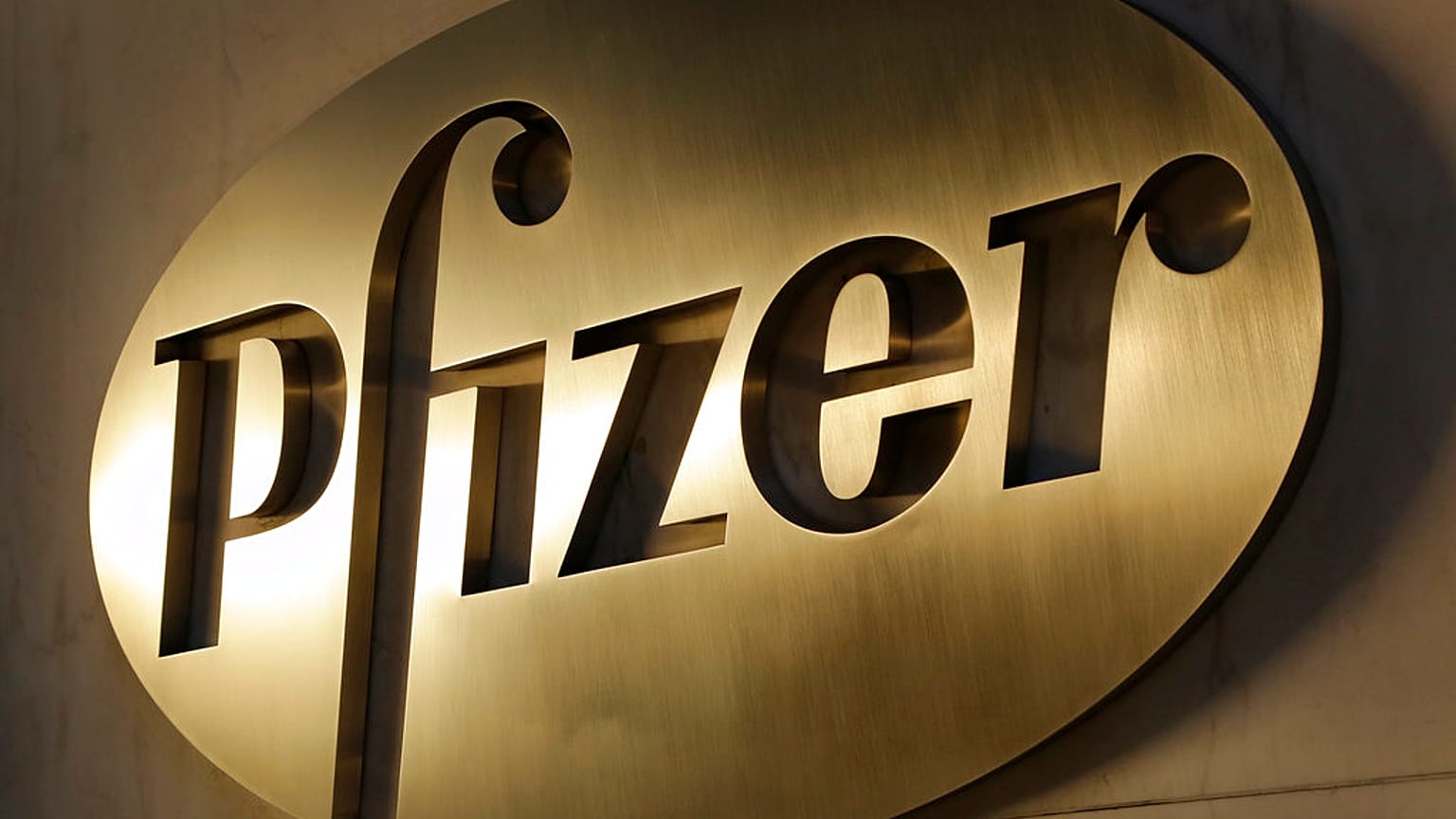 شعار شركة فايزر Pfizer في مقر الشركة العالمي في نيويورك، يوم الإثنين 23 نوفمبر 2015 