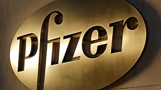 شعار شركة فايزر Pfizer في مقر الشركة العالمي في نيويورك، يوم الإثنين 23 نوفمبر 2015 