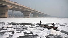 Gefährliches Bad: Giftiger Schaum auf dem Yamuna-Fluss in Indien 