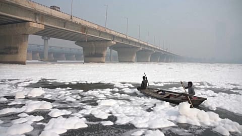 Gefährliches Bad: Giftiger Schaum auf dem Yamuna-Fluss in Indien 