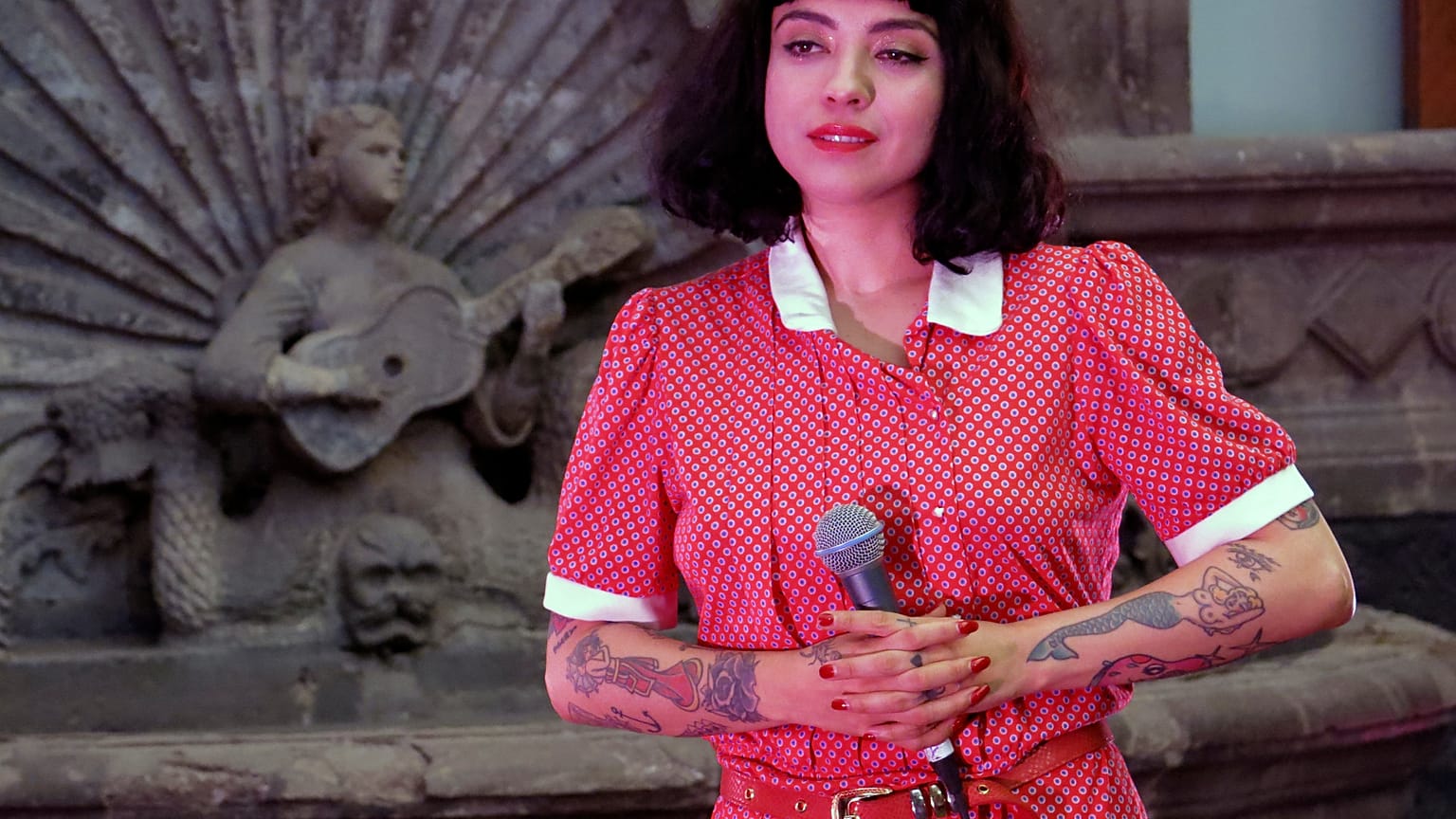 La cantante chilena Mon Laferte participa en una rueda de prensa para promocionar su primera exposición de arte, "Gestos", 11/3/2020, Ciudad de México, México