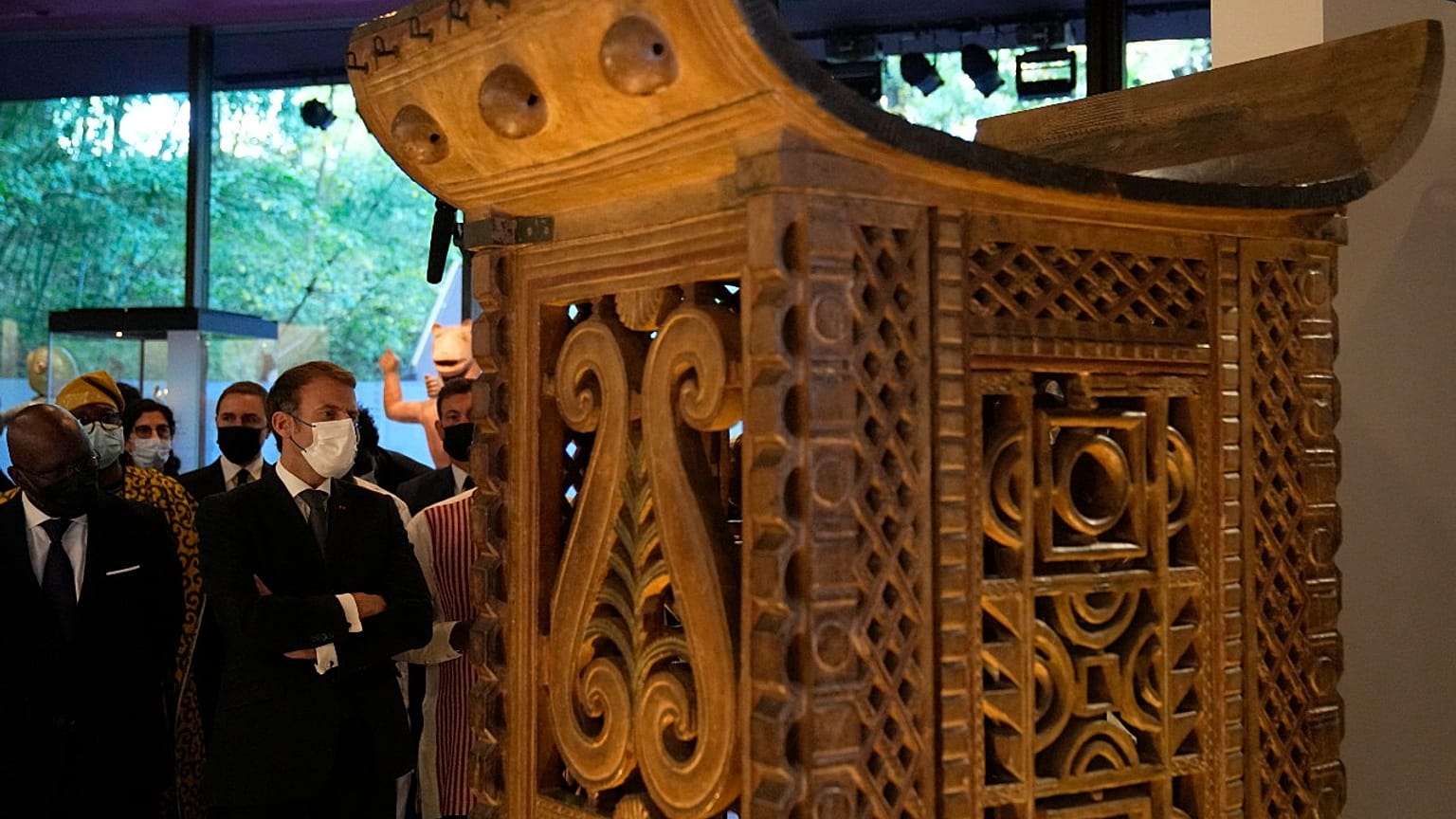 Macron beim Besuch der Sonderausstellung im Musée du Qai Branly