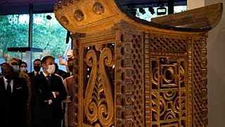 Macron beim Besuch der Sonderausstellung im Musée du Qai Branly