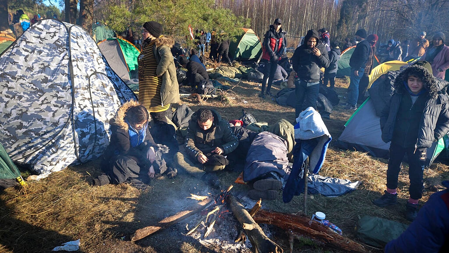 Aralarında çok sayıda çocuk ve kadının da bulunduğu 2 bine yakın göçmen, ormanlık alandaki sınır tellerinin önünde kurdukları çadırlarda kaldı