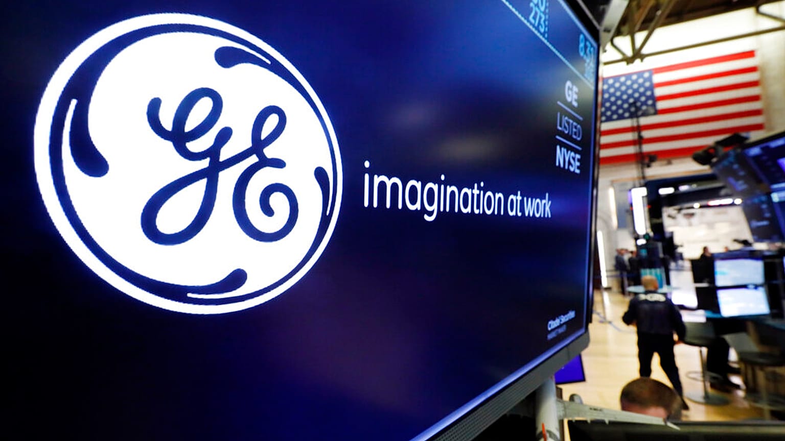 A GE logója a New York-i tőzsdén egy 2019-es felvételen